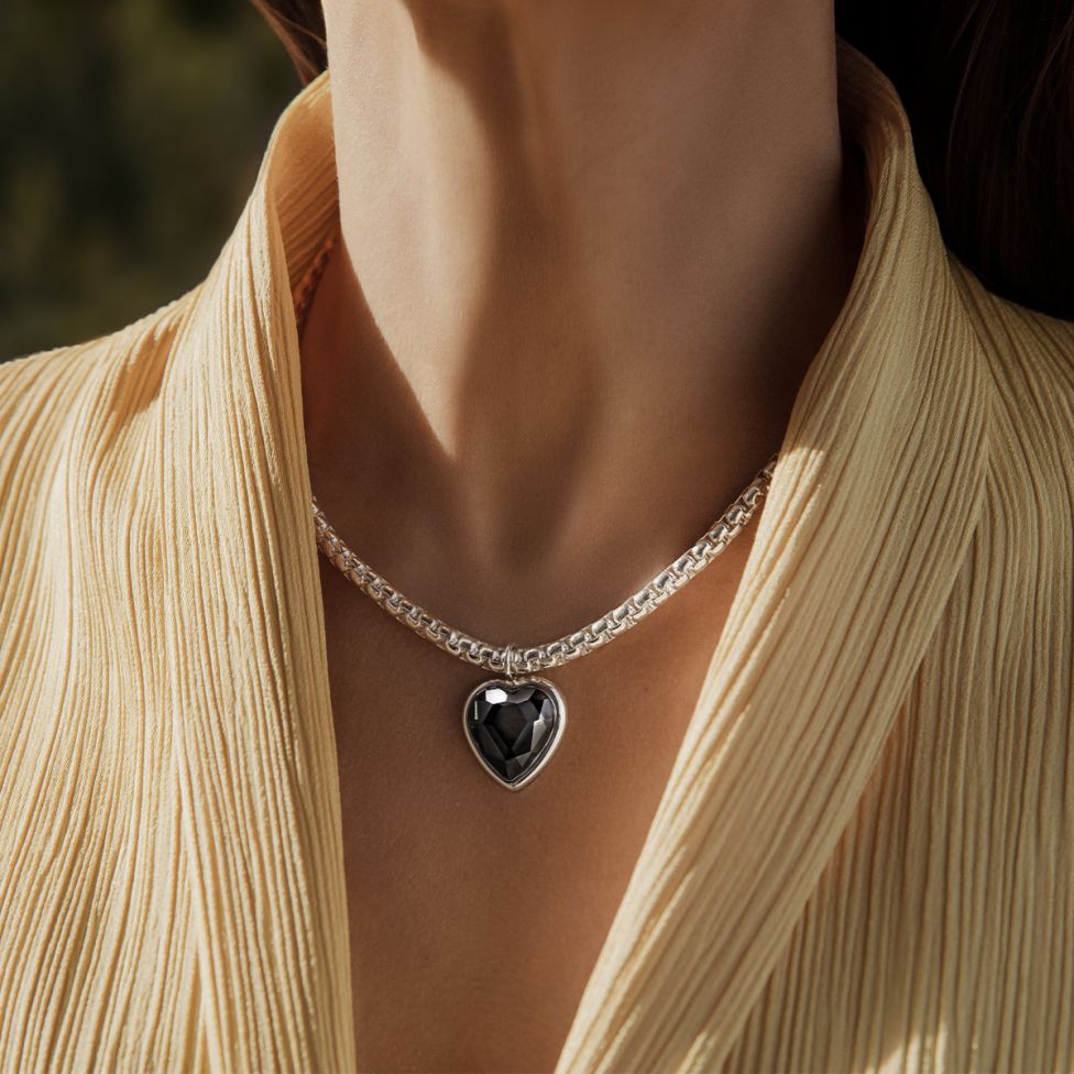 Ženski ogrtač Cube 50 cm s privjeskom u obliku srca ICONS, srebrne boje, Lilou