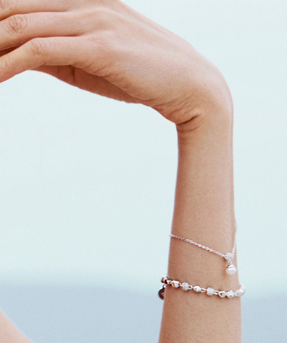 Ženska podesiva srebrna narukvica AZZURRA s privjeskom od prirodnog bisera, ROSATO