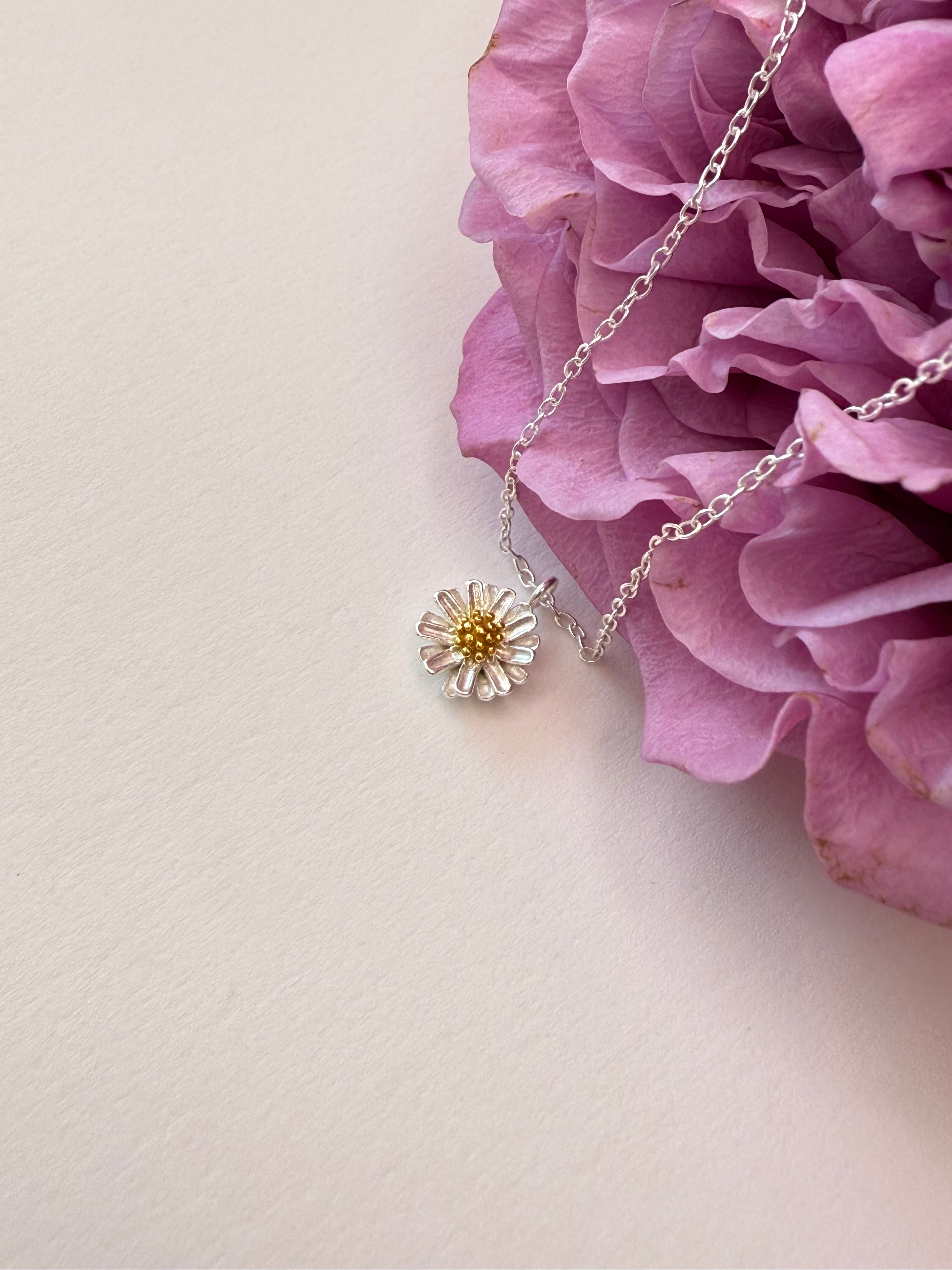 Women's silver necklace with daisy pendant, Tessora