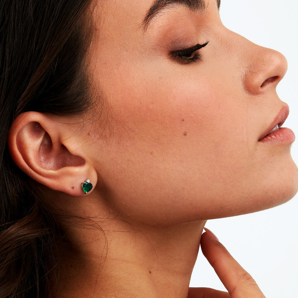 Ženske naušnice od sterling srebra Tesori, u obliku srca s smaragdom.