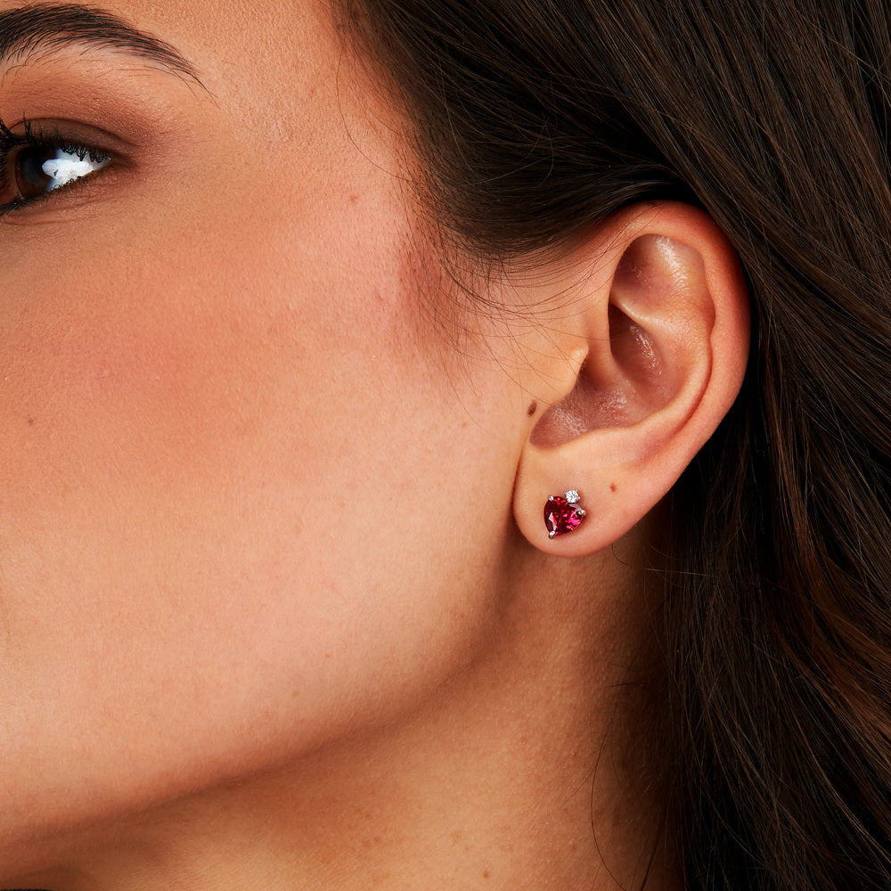 Ženski naušnici od sterling srebra Tesori, u obliku srca, sa rubinom.