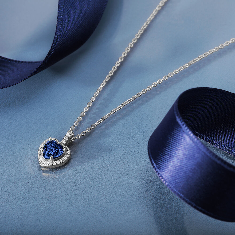 Ženski srebrni ogrtač Tesori sa plavim privjeskom u obliku srca.