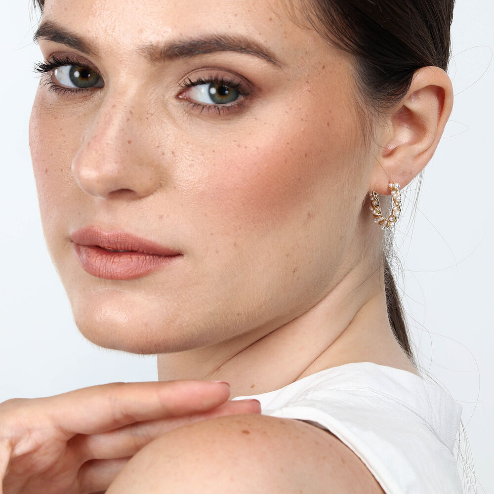 Jedna ženska naušnica s biserima, LA PETITE STORY