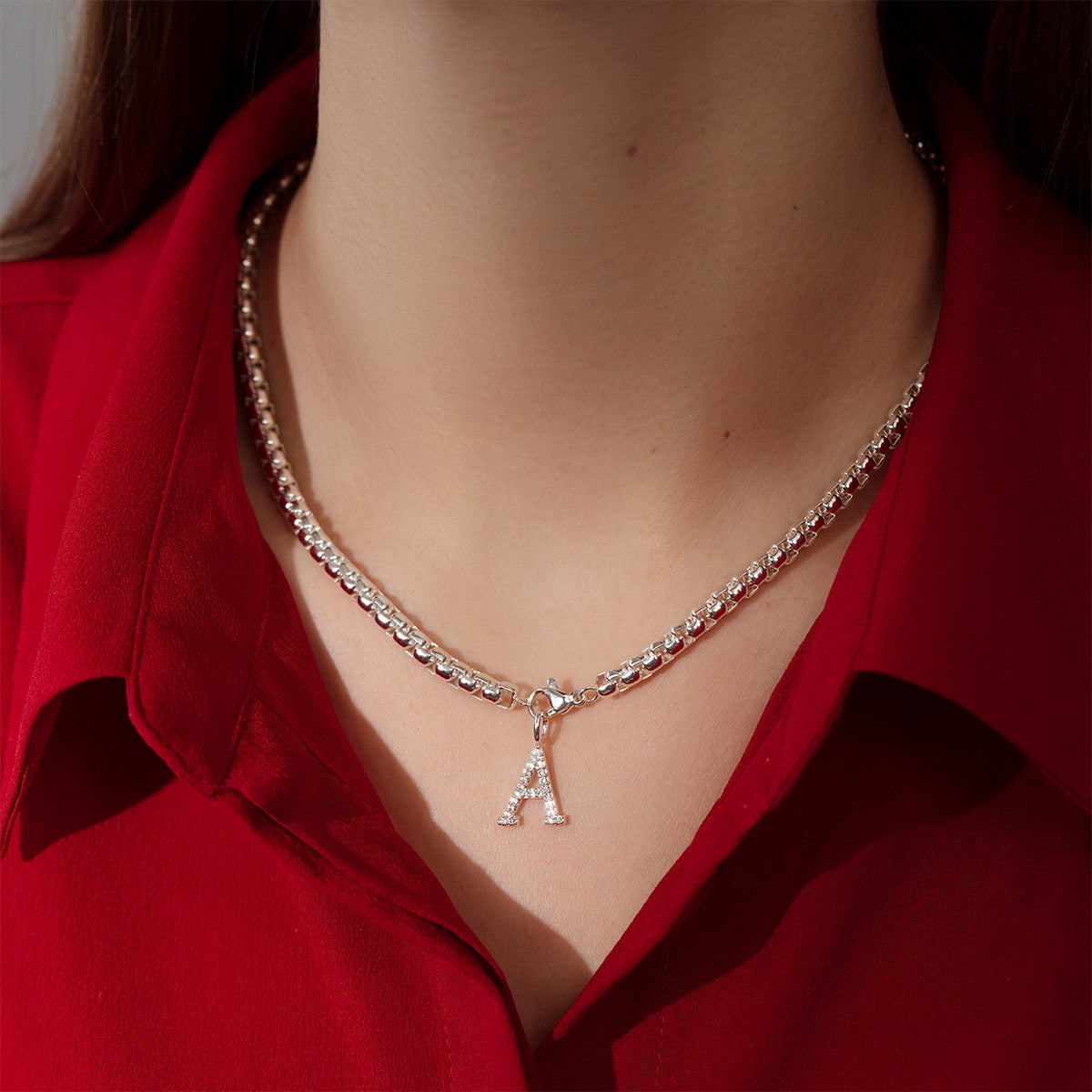 Ženski ogrtač s kubičnim lančićem i slovom A, sa cirkonima, srebrne boje, Lilou