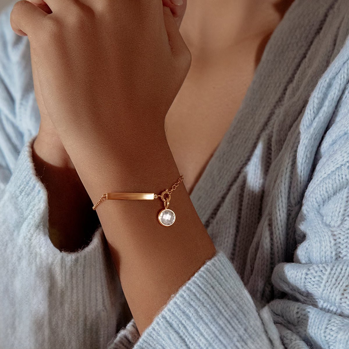 Women's bracelet with plate and white quartz gold - plated, adjustable 16 cm + 3 cm extension, engravable, Lilou - Adjustable Bracelets - A03/MARKET/ANS/117 - Lilou - Tessora